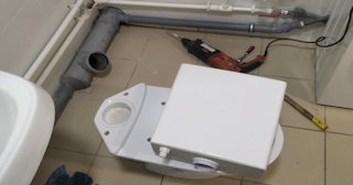 Установка напольного унитаза в Кыштыме: монтаж под ключ от СантехДомКшт от 5253 рублей.